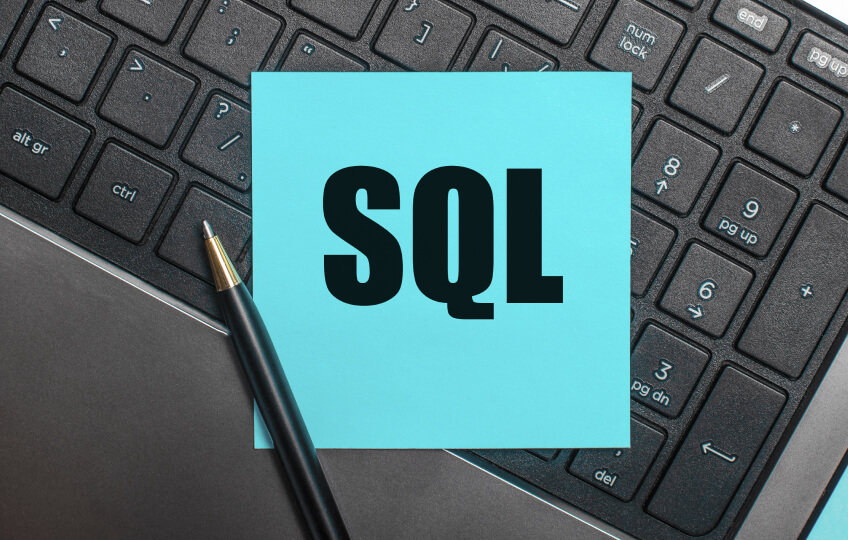 <p>Müzik bölümü, &nbsp;melodileri enstrümanıyla hayata geçirebilen ve çevresiyle paylaşan, müzik portfolyosu zengin bireyler yetiştirmekteki misyonu yüklenmektedir.<br />Okulumuzda her öğrenci en az bir enstrüman çalarak mezun olmaktadır. Hareket, ritim ve müzik aracılığıyla öğrencilerin içinde var olan yaratıcılığı ortaya çıkartarak işitsel ve sözel becerileri gelişmiş, müzik yoluyla kendini ifade edebilen, öz güvenli, yaratıcı bireyler yetiştirmek hedeflenmektedir.</p><p>Öğrencilerimiz, ritim ve hareket dürtüsünü özgürce deneyimleyebilecekleri ortamlara sahiptir.</p><p>Müzik dersliklerimiz kendilerini rahat hissedebilecekleri, merak uyandıran materyallerden oluşmakta ve derslerimiz öğrencilerimizin aktif katılımıyla gerçekleşmektedir.Anaokulunda evrensel müzik anlayışını yansıtan Kindermusik, İlkokulda 1.2.Sınıfta solfej alt yapısı ve zorunlu ukelele dersleri, 3.sınıftan itibaren ise zorunlu enstrüman programı uygulanmaktadır.</p><p>Her öğrenci seçtiği enstrümanı liseden mezun olana kadar değiştirememekte ve o alanda uzmanlaşmaktadır. Yıl sonunda tüm enstrümanlar bir araya gelerek orkestra sunumları yapmaktadır. Okulumuzda her ay bir besteci tanıtılmakta ve teneffüs saatlerinde öğrencilere o bestecinin eserleri dinletilmektedir. Bando, koro, çok sesli müzik çalışmaları, yarışmalar ve gösterilerle program aktif olarak desteklenmektedir.</p>