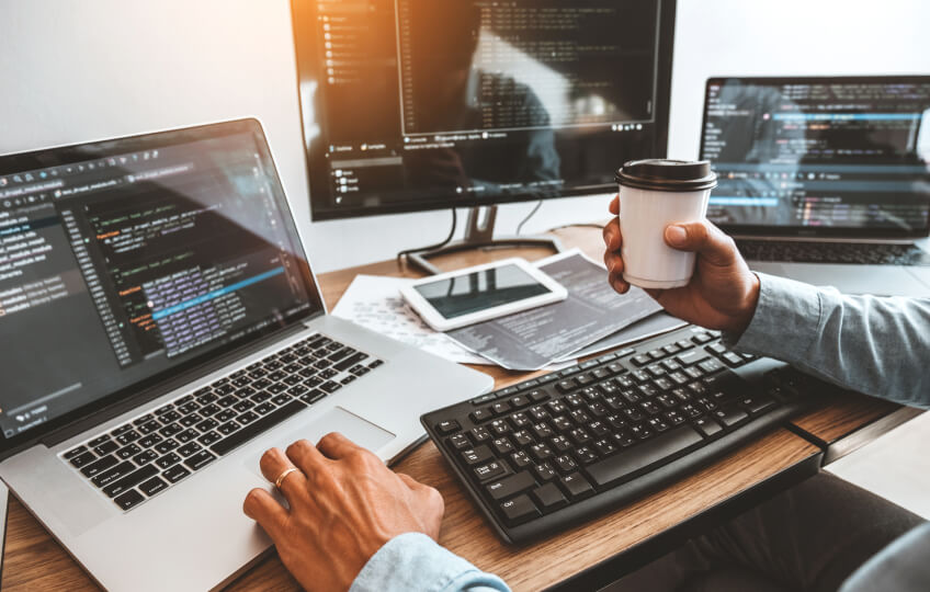 <p>İngilizce&rsquo;yi Anadil Düzeyinde Öğretiyoruz</p><p>Kolejimizde 3 anasınıfı dersliği bulunur ve her sınıfta birisi okul öncesi diğeri İngilizce olmak üzere iki dilli eğitim verilir.</p><p>Sakarya Amerikan Kültür Koleji&rsquo;nde İngilizce ders olarak değil, hayatın doğal akışı içinde öğretilir. Bu şekilde öğrencilerimiz İngilizce&rsquo;yi anadilleri gibi konuşmaktadır.</p><p>Montessori araçları ile donatılmış sınıflarda, en fazla 15 öğrenci ile eğitim verilir. Okulumuzda; akıl oyunları, bireysel müzik odaları, görsel sanatlar, bilişim teknolojileri fen atölyeleri ile öğrenme stillerine uygun oluşturulmuş oyun ve çok sayıda etkinlik odası bulunmaktadır.</p><p>Anaokulumuzda&nbsp;kapalı spor salonu, bilim sınıfı, oyun bahçesi, bale ve modern danslar salonu ve&nbsp;oyun bahçesi&nbsp;bulunmaktadır.</p><p>Anaokul programında yer alan etkinlikler, çocukların gelişim düzeyi, yaşları ve bilgilerine göre düzenlenirken, becerilerini geliştirici fırsatlar verilmektedir.</p><p>Proje çalışmaları ile öğrenme ve araştırmaya ilgili duyacakları, neden sonuç ilişkileri kurabilecekleri ortamlar oluşturulmaktadır.</p><p>Ana programda Türkçe Dil Etkinlikleri, Okuma ve Yazmaya Hazırlık Çalışmaları, Dramalar, Fen ve Doğa Çalışmaları, Sanat Etkinlikleri birbiri ile ilişkilendirilerek bir bütünlük içinde sunulmaktadır.</p><p>Öğrenciler için yüksen standartlar oluşturan GEMS ve Montessori programlarımız onları ezberci eğitimden uzak sorgulamaya dayalı, kendini keşfetmeye yönelik bir öğrenime yöneltmektedir.</p><p>Programda; öğrencilerin aktif olarak katılabilecekleri bir öğrenme oyun ortamı sağlanarak ilgi ve becerileri doğrultusunda estetik zevkleri, çevre duyarlılığı edinmeleri ve insan ilişkilerinde problem çözümüne yönelik davranışları kazanmalarına olanak sağlanmaktadır.</p><h3><strong>Eğitim Sistemi - Bilingual Eğitim</strong></h3><p>Bilingual Eğitim kısaca iki dilli eğitim olarak ifade edilebilir.Günümüzde dünyanın bir çok yerinde çok sayıda çocuk iki dili birden kullanarak büyüyor. Günlük hayatlarında iki dili birden kullanan kişilere &ldquo;iki dilli&rdquo; bilingual adını veriyoruz. Amerikan Kültür Kolejleri&rsquo;nde çocuklarımıza &ldquo;Şimdi size İngilizce öğreteceğiz.&rdquo; diyerek ders vermek yerine İngilizce doğal yaşam akışında bir paylaşma süreci olarak sunulur.&nbsp;</p><p>Amerikan Kültür Kolejlerinde anaokulda ve ilkokulda her sınıfta biri İngilizce diğeri sınıf öğretmeni olan 2 öğretmen bulunur. Bilingual eğitim uygulayan okullarımızda ilkokulun sonuna kadar öğrencilerimiz İngilizceyi anadilleri gibi konuşurlar.</p><p>&nbsp;</p><h3><strong>Avrupa Dil Portfolyosu</strong></h3><p><strong>Avrupa Dil Portfolyosu ve Amerikan Kültür Kolejleri;</strong></p><p>Avrupa Konseyi tarafından alınan kararlarla birçok konuda standartlaştırılmaya gidildiği üzere yabancı dil öğretiminde de ortak bir standarta ihtiyaç duyulmuştur. Avrupa Dil Portfolyosu, okulda veya okul dışında dil öğrenen veya öğrenmiş kişilerin, dil öğrenme konusunda edindikleri tecrübe ile yaşadıkları kültürel deneyimlerin tamamını kaydedip ifade edebilecekleri bir dökümandır.</p><p>Avrupa Dilleri Ortak Çerçeve Programı&acute;na ( The Common European Framework ) dayalı bir değerlendirme sistemidir. "Öğrenen Özerkliği" ve "Kendini Değerlendirme" bu portfolyonun dayandığı eğitim kavramlarıdır.</p><h3><strong>Avrupa Dil Pasaportu Bölümleri</strong></h3><p><br /><strong>Dil Pasaportu :</strong>&nbsp;Konuştuğunuz diller ve düzeyleri ile ilgili bazı kişisel bilgiler ve Avrupa Konseyi Modern Diller Bölümü tarafından geliştirilmiş dil düzeyi göstergeleri bulunur.</p><p><strong>Yabancı Dil Özgeçmişi :</strong>&nbsp;Kendini fark etme ( öğrenmeyi öğrenme ), kültürler arası deneyimler ve "yapabilirim" ifadeleri ( kendini değerlendirme ) yer alır.</p><p><strong>Dosya :</strong>&nbsp;Sertifika, diploma, proje örnekleri ve makaleler gibi belgeler bulunur.</p>