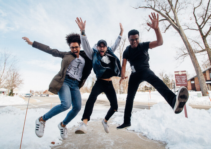 <p>Yaşam Becerileri dersi müfredatı sadece bizim okulumuza ait olan bir ders planlamasıdır. 3 yaş gurubundan 11.sınıfa kadar uygulanan bu programda öğrenciler hayatı kazanmayı, gerçek hayat başarısının kendi kendine gerçekleşeceğini, tek başına yaşayabilme yeteneklerini ve güçlü bir birey olma kazanımını öğrenmektedir.</p><p>Yaşam Becerileri Dersinde, bireyin günlük yaşamına tam katılım sağlayabilmesi için; kişisel güvenlik, başkalarıyla iletişim, hayvanlarla iletişim ve onlara karşı duyarlı olma, minik dostlarımızı besleme, kişisel bakım ve hijyen, sağlıklı beslenme, yemek yapma, sofra adabı ve düzeni, çevre ve bahçe düzeni, ev temizliği ve hijyeni, dikiş dikme, örgü örme, atık malzemeleri dönüştürerek yeni bir ürün ortaya koyma, takı tasarımı, kıyafet tasarımı, eski giysileri değerlendirme gibi günlük hayat akışımızda yer alan gerekli bir takım becerileri, problem çözme yetisini de kullanarak, kazandırmayı, bununla birlikte pratik düşünme becerilerini de geliştirmeyi amaçlamaktadır.</p>